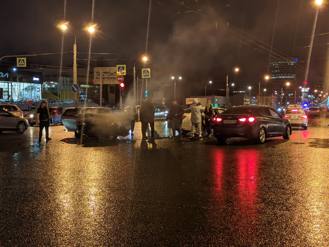 Неудачный поворот «Тойоты» на перекрестке Богатырского и Сизова отправил с больницу 6-летнего пассажира