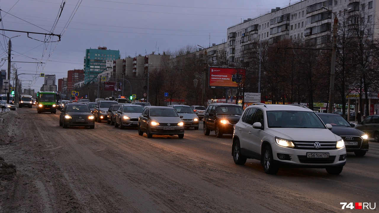 Пока можно сделать вид, что не увидел разметки. Но когда камеры заработают, от штрафа это не спасет, если есть дублирующие знаки Пока можно сделать вид, что не увидел разметки. Но когда камеры заработают, от штрафа это не спасет, если есть дублирующие знаки