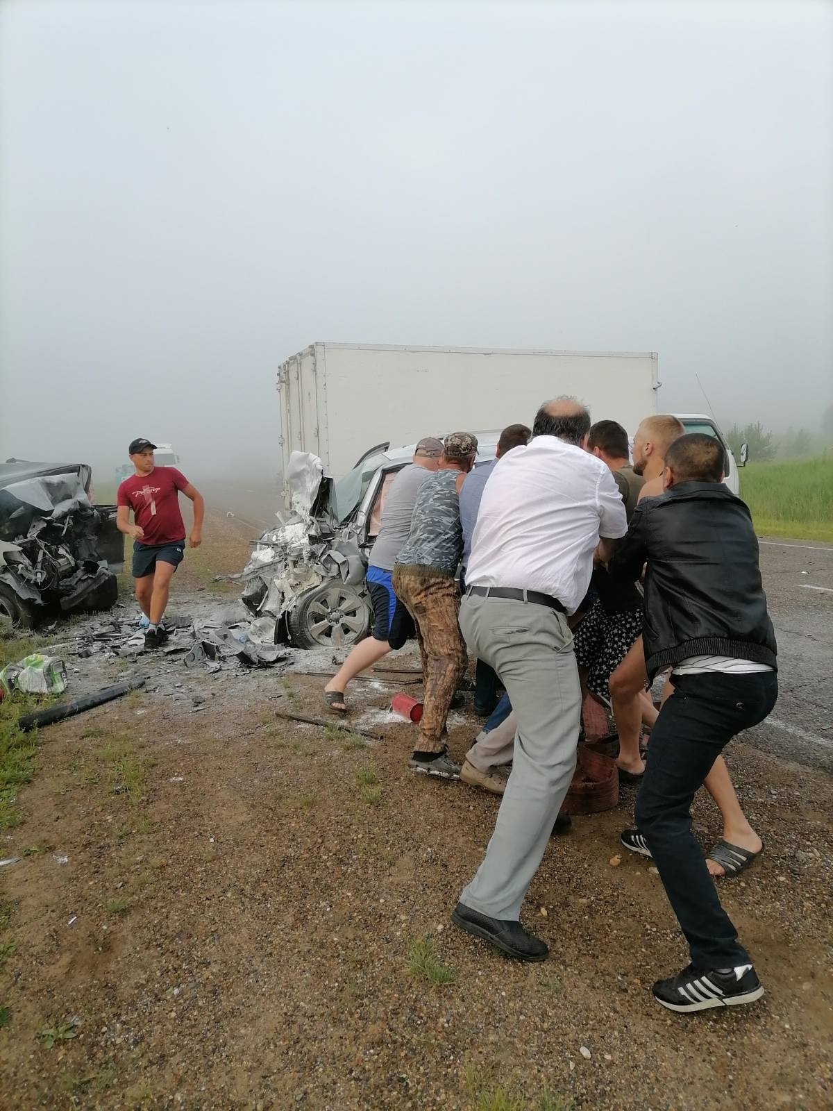 Свидетели пытаются помочь водителю Свидетели пытаются помочь водителю