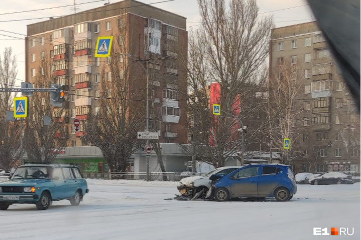 Рождественская встреча: в Екатеринбурге две легковушки расхлестались на пустом перекрестке