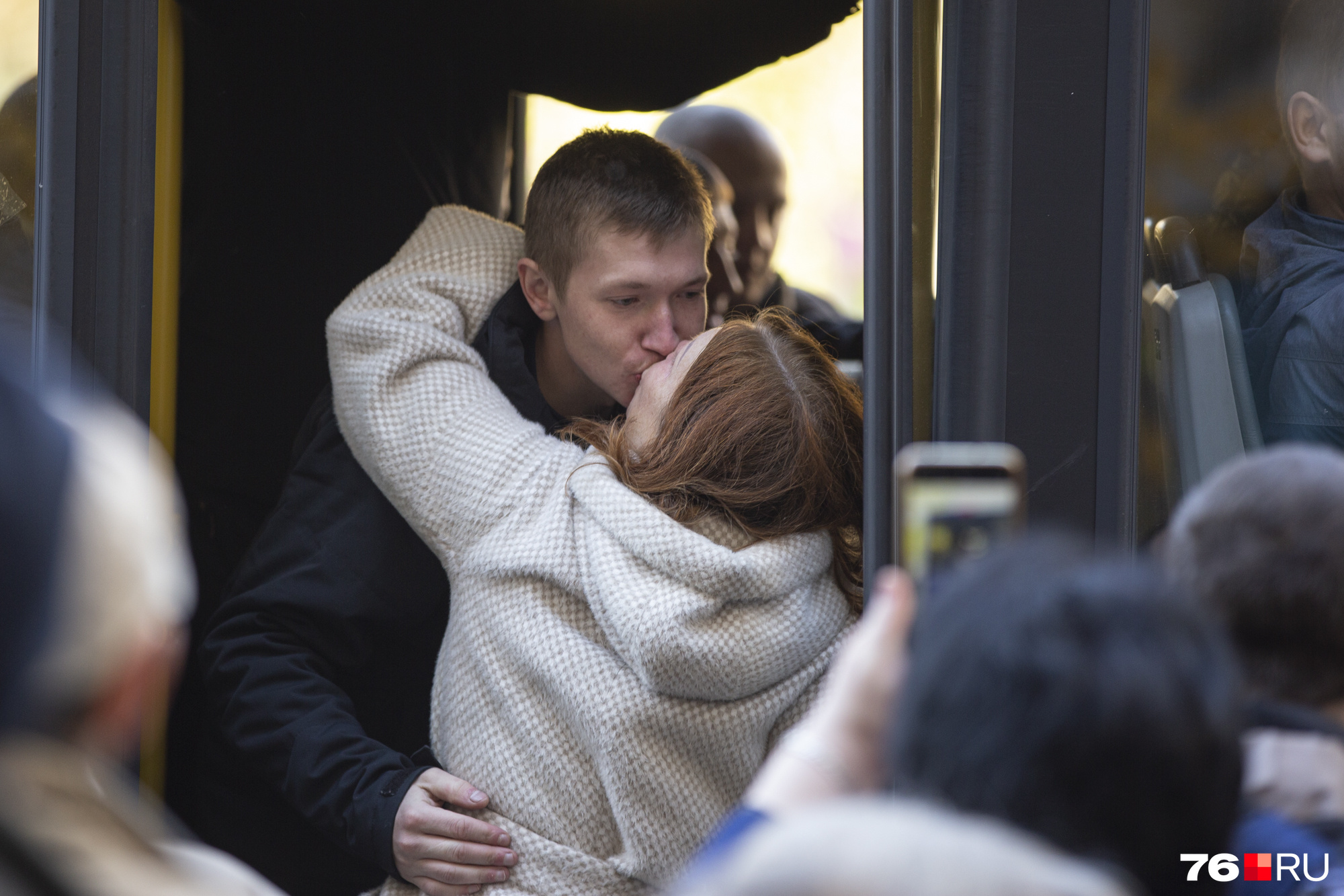 Еще пара секунд — и двери автобуса захлопнутся Еще пара секунд — и двери автобуса захлопнутся