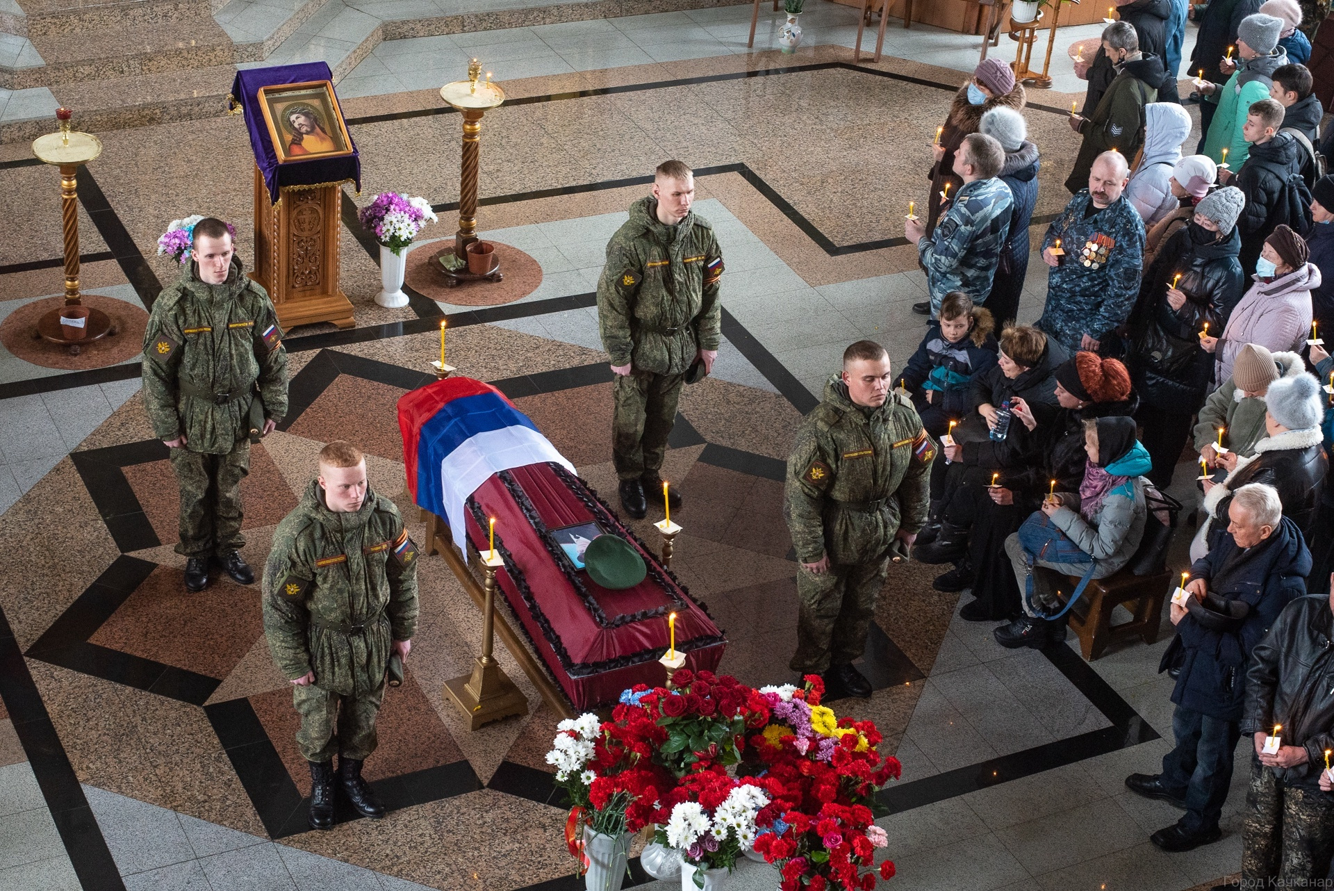 Сколько погибло за время спецоперации. Простились с военнослужащим погибшим. Украина похороны солдат. Простились с погибшим на Украине. Похороны военнослужащего погибшего на Украине.