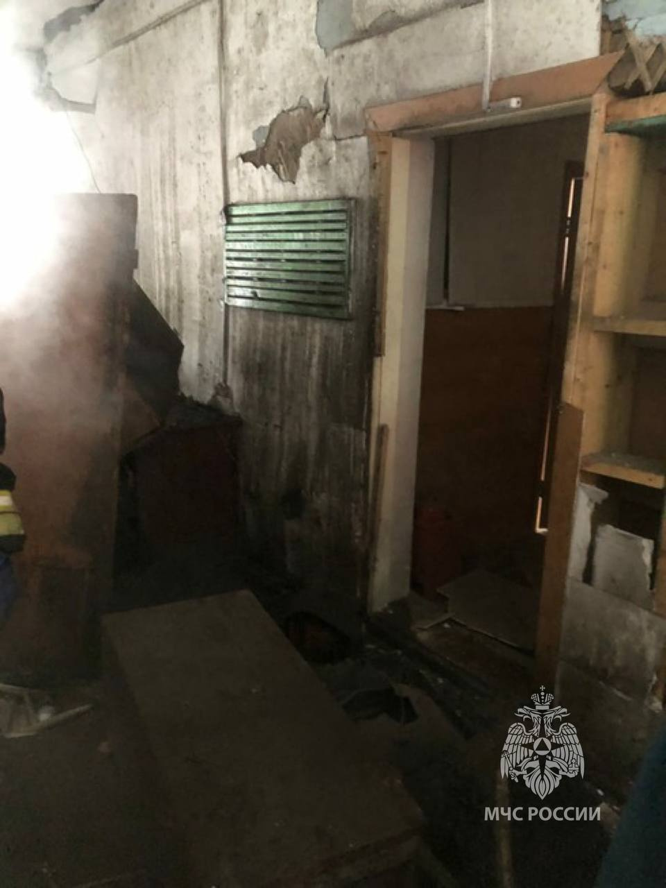 При взрыве пострадали часть кровли и перекрытия При взрыве пострадали часть кровли и перекрытия
