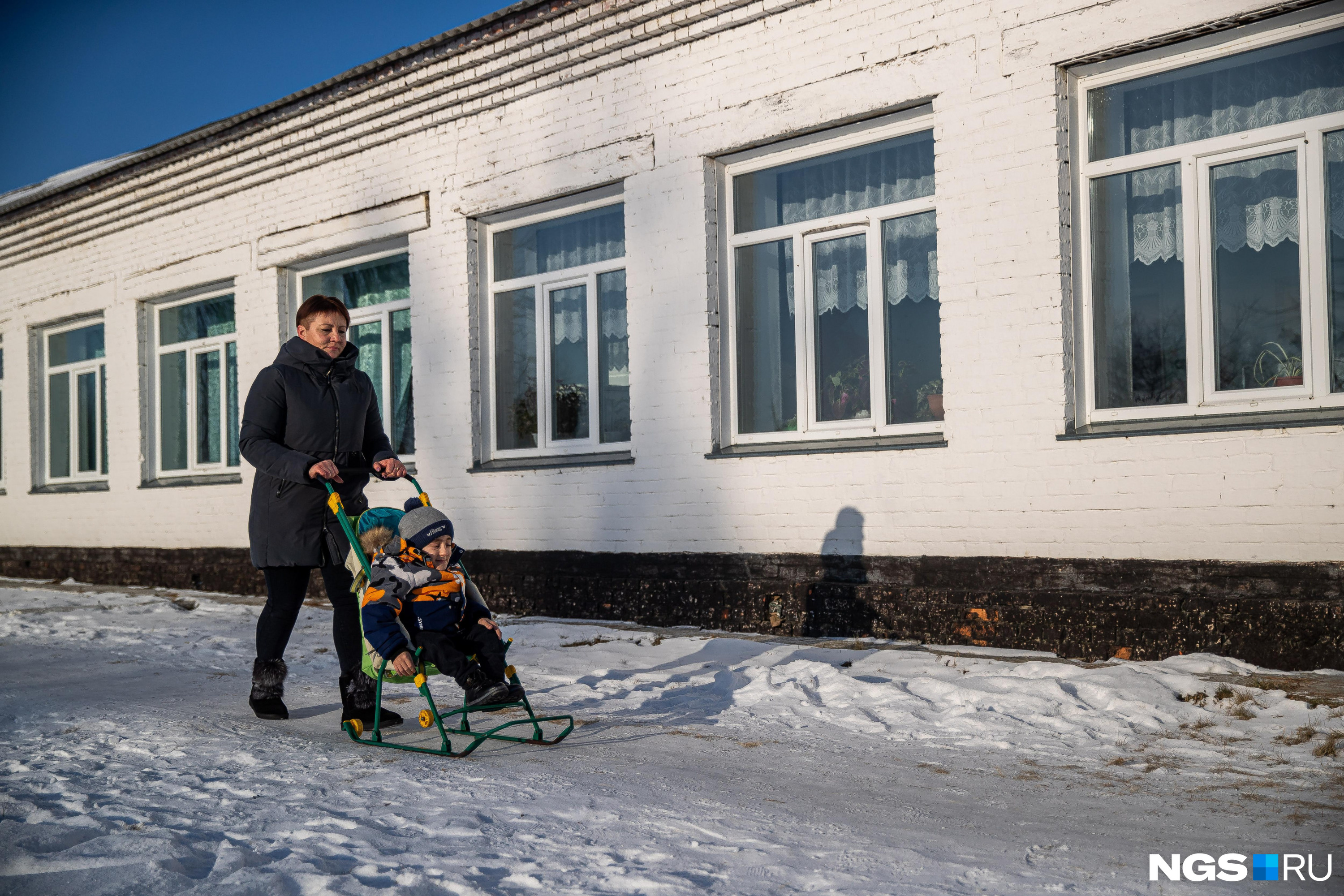 Людмила возит сына в школу на санках или на машине