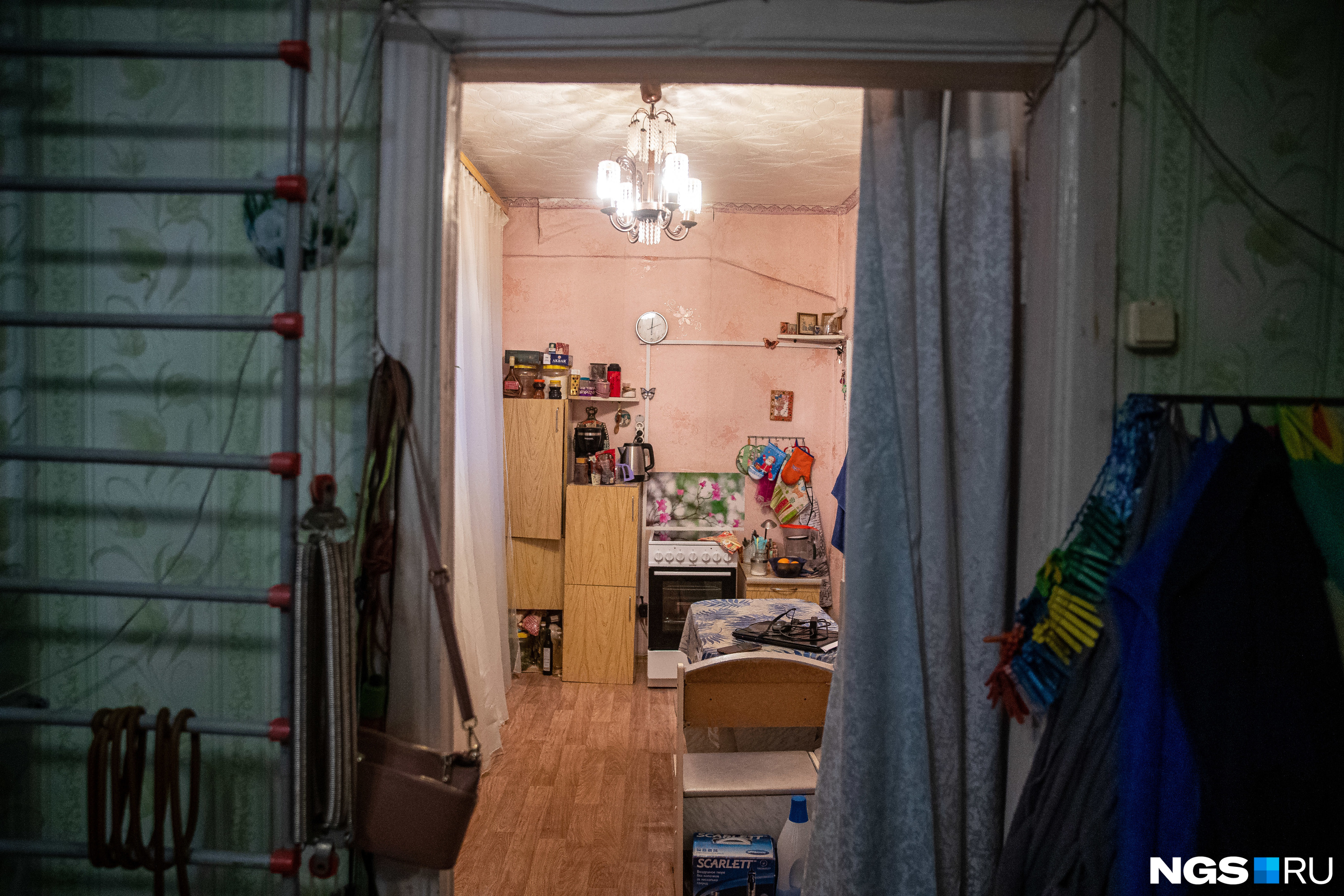 В двух маленьких комнатах женщина долгое время жила с двумя несовершеннолетними детьми