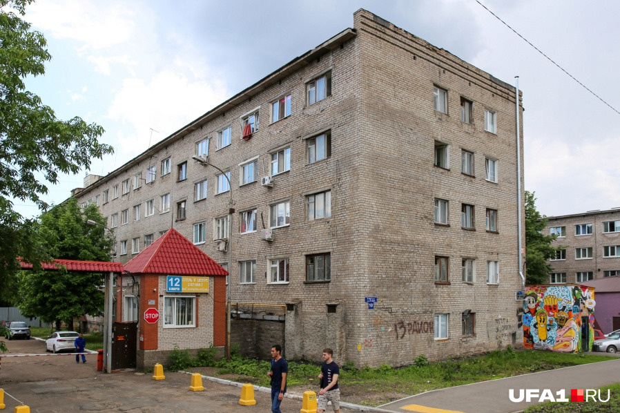 Внутри этого дома очень страшно Внутри этого дома очень страшно
