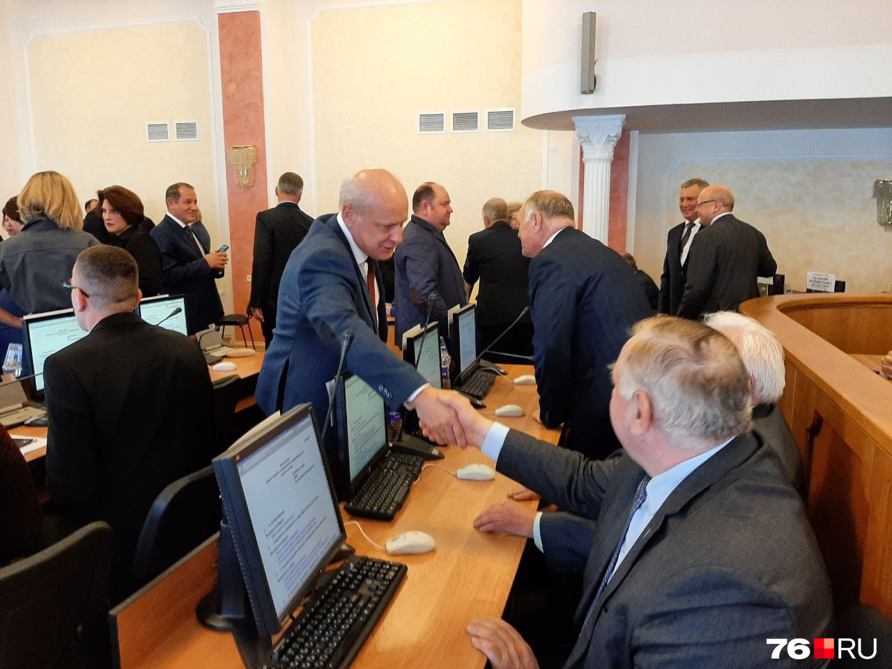 Депутатам торжественно вручат удостоверения Депутатам торжественно вручат удостоверения