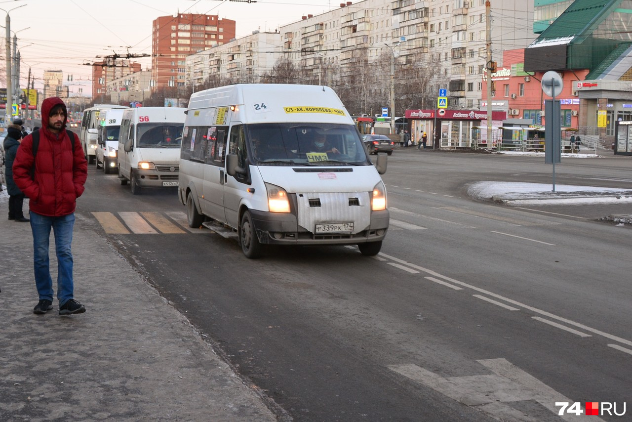 Комсомольский проспект, ноябрь 2021 года: выделенные полосы уже появились, новые автобусы — еще нет. В этом году ситуация должна радикально измениться