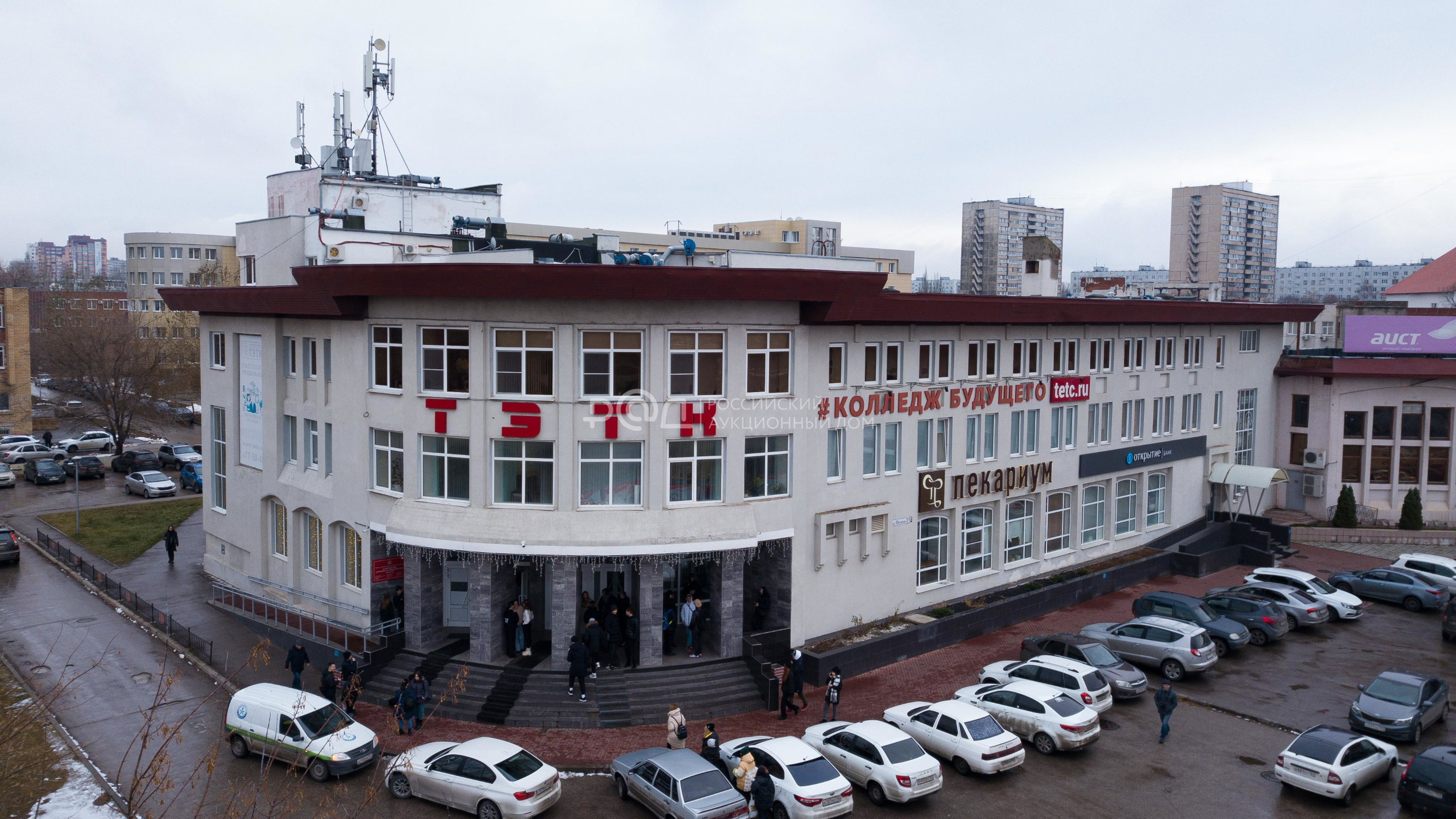 В центре Тольятти выставили на продажу здание экономико-технологического колледжа и банка «Открытие»