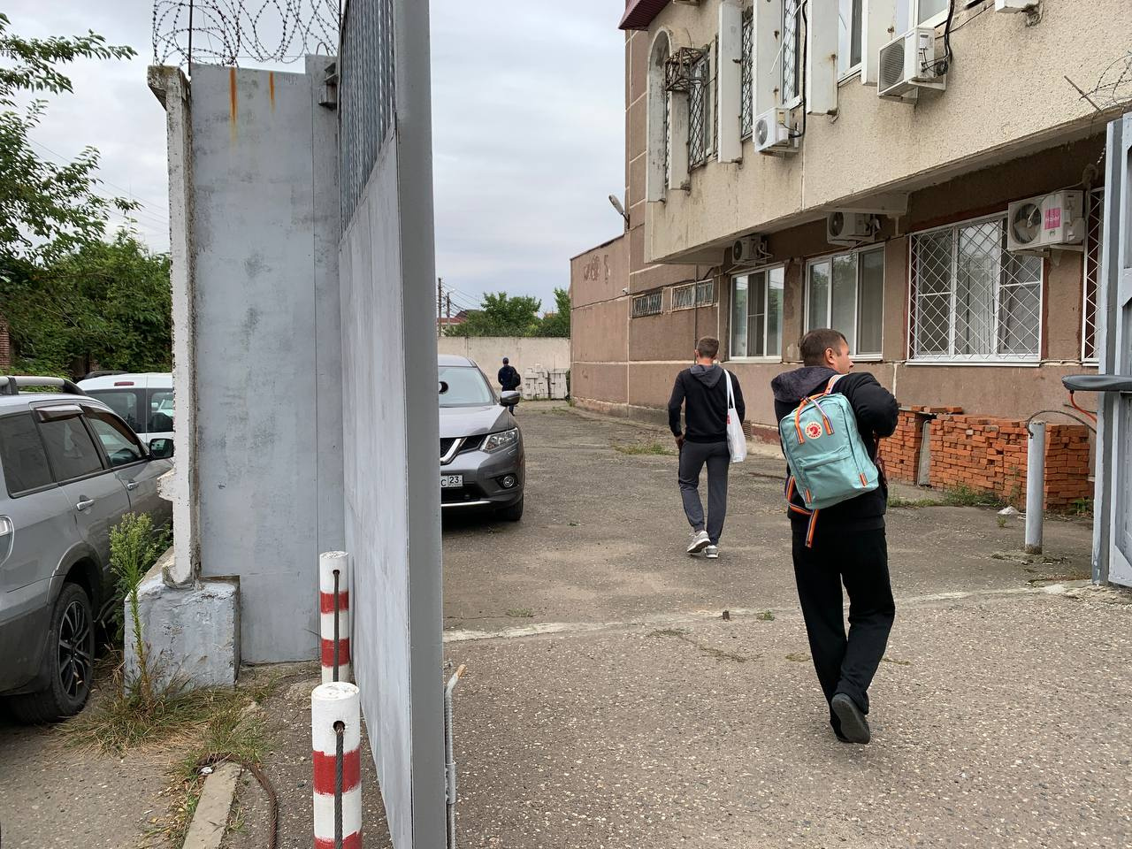 Первые мобилизованные из Краснодара. Через несколько часов эти люди поедут на полигоны и в военные части Первые мобилизованные из Краснодара. Через несколько часов эти люди поедут на полигоны и в военные части