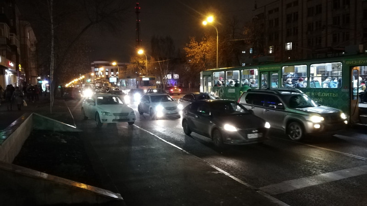 Стоит больше десяти вагонов: в центре Екатеринбурга из-за ДТП парализовало движение трамваев