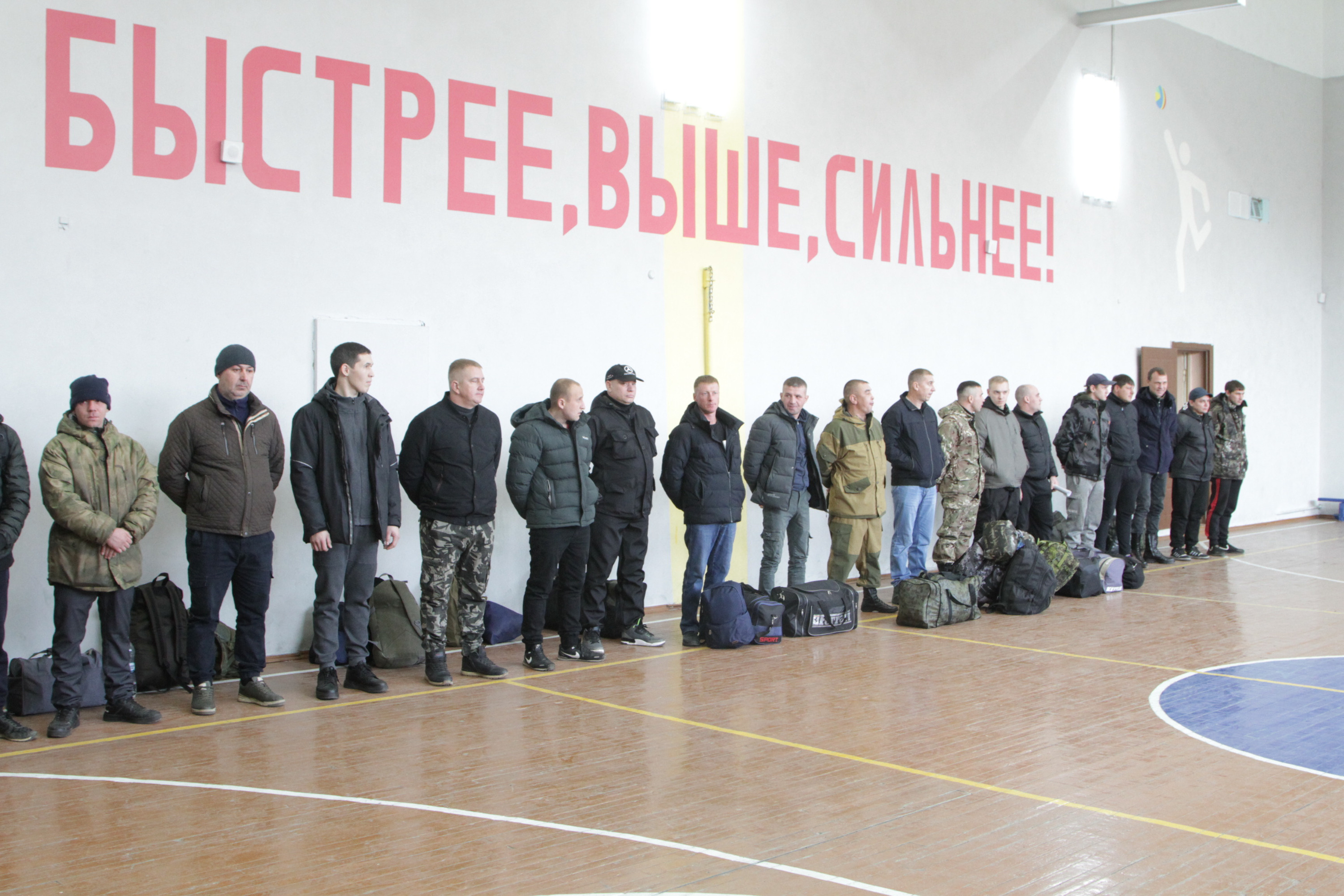 Судя по фото, в Казань отправили 19 человек