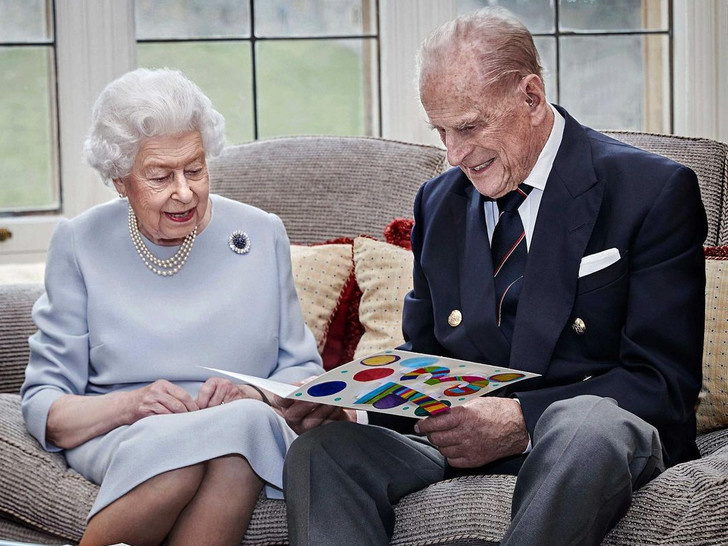 Королевская пара читает открытки правнуков к 73-й годовщине свадьбы, 2020 год