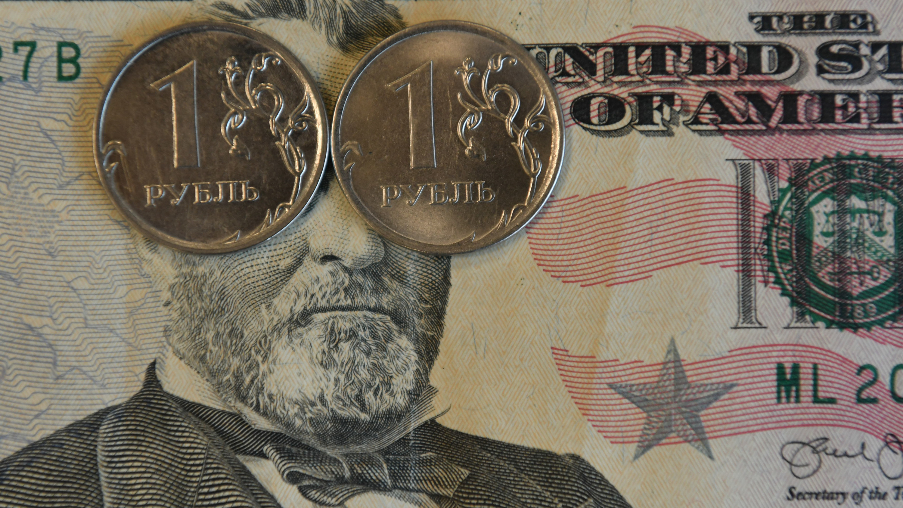 Доллар взлетит, а товары подорожают. Экономист объяснил, что для России значат новые санкции США