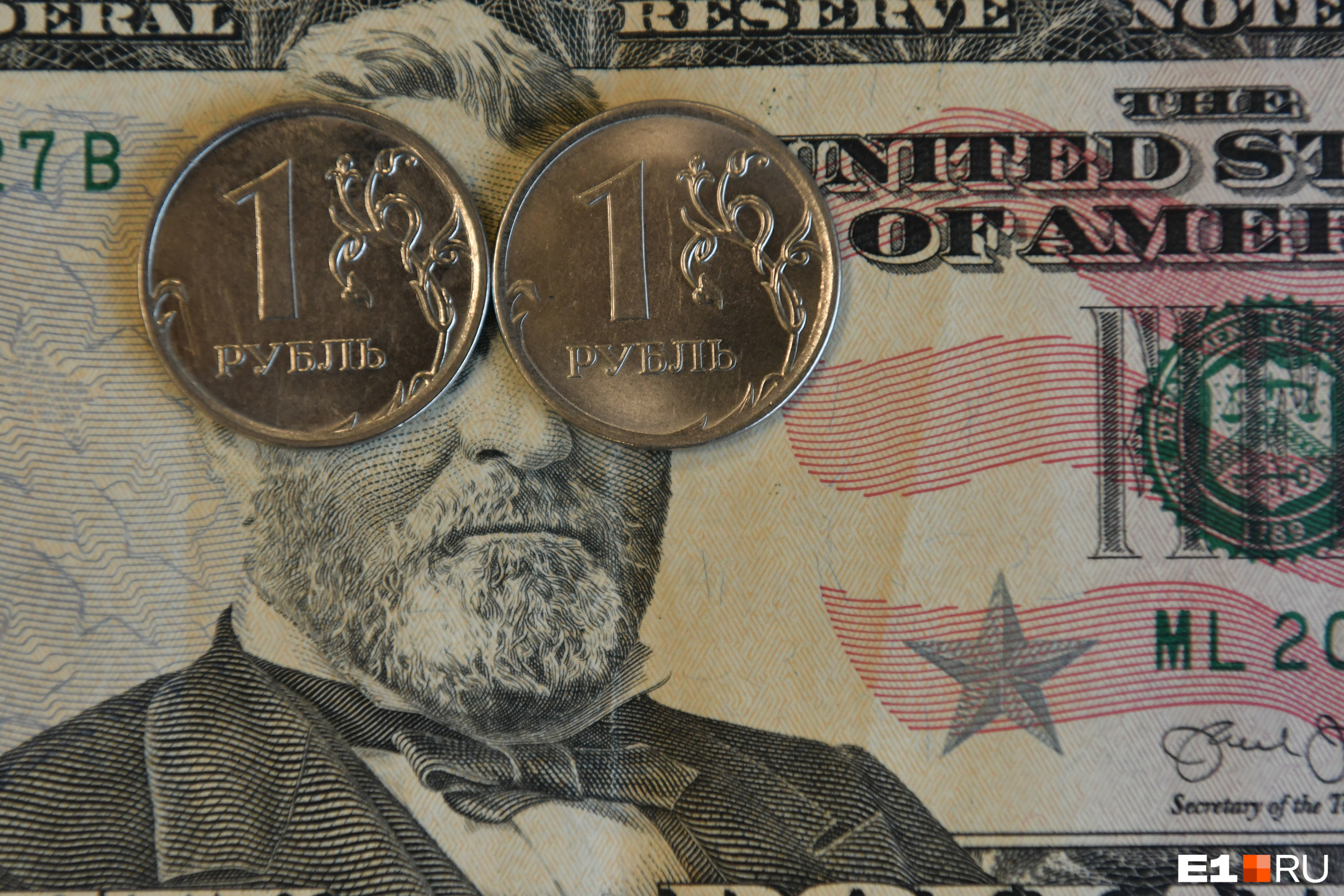 Доллар вдруг резко рухнул в цене. Что будет с курсом рубля дальше?