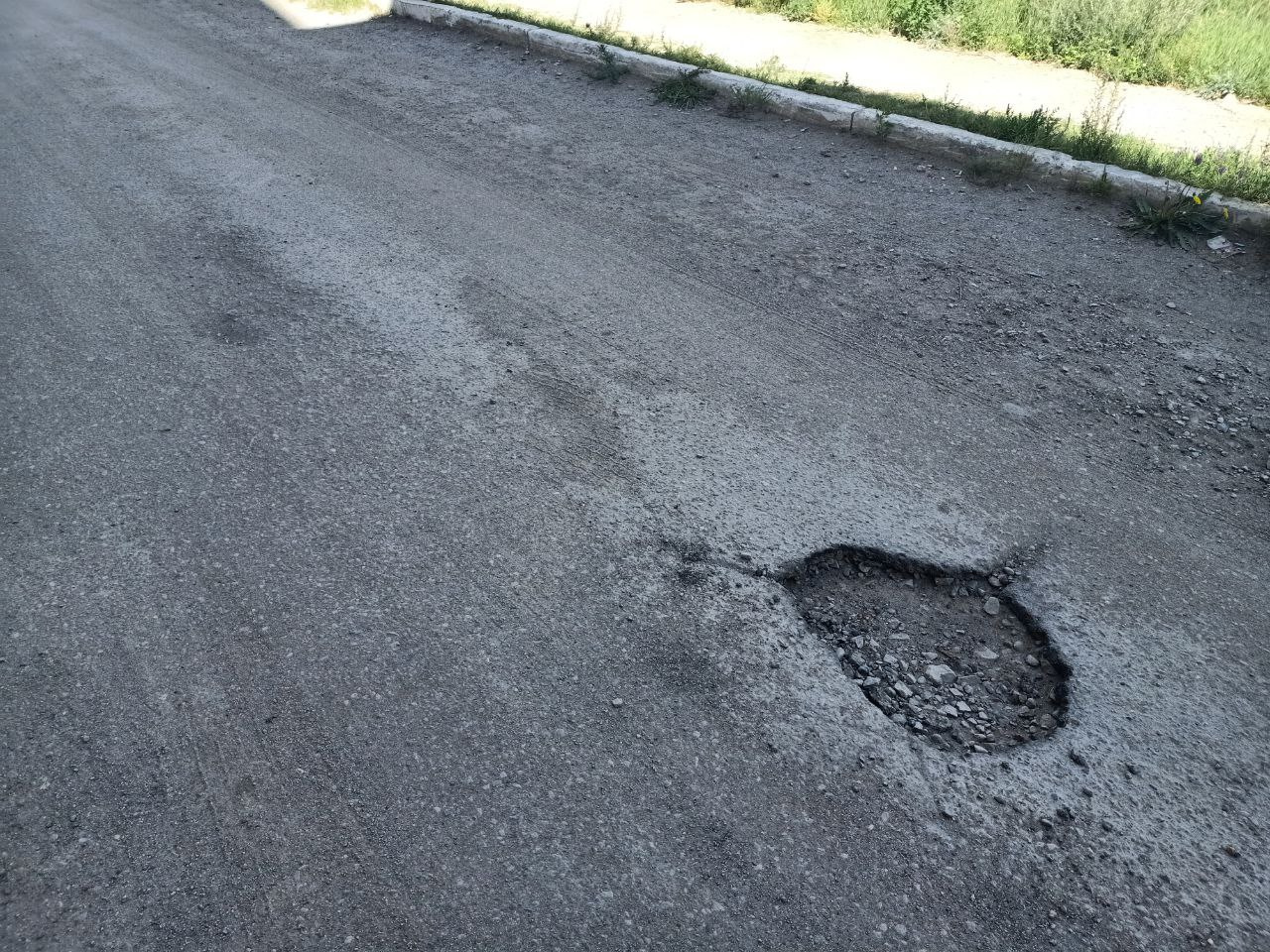 По словам жильцов, эта яма в асфальте появилась после начала стройки — дорогу разбила тяжелая техника По словам жильцов, эта яма в асфальте появилась после начала стройки — дорогу разбила тяжелая техника