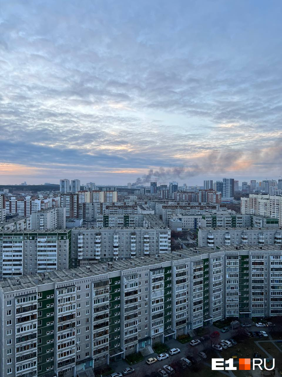 Дым видно из разных районов города. На фото — Ботанический Дым видно из разных районов города. На фото — Ботанический