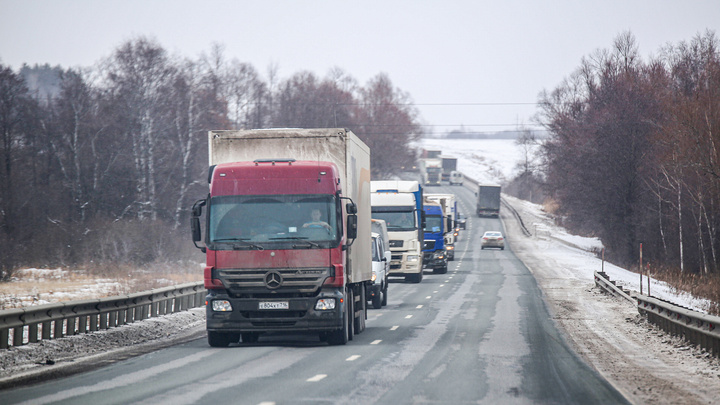 Из-за сильного снегопада в Уфу закрыли въезд для грузовиков