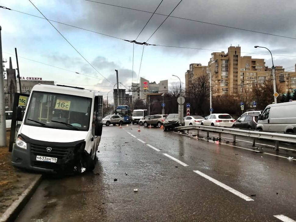 Маршрутка и иномарка столкнулись на улице Байкальской в Иркутске
