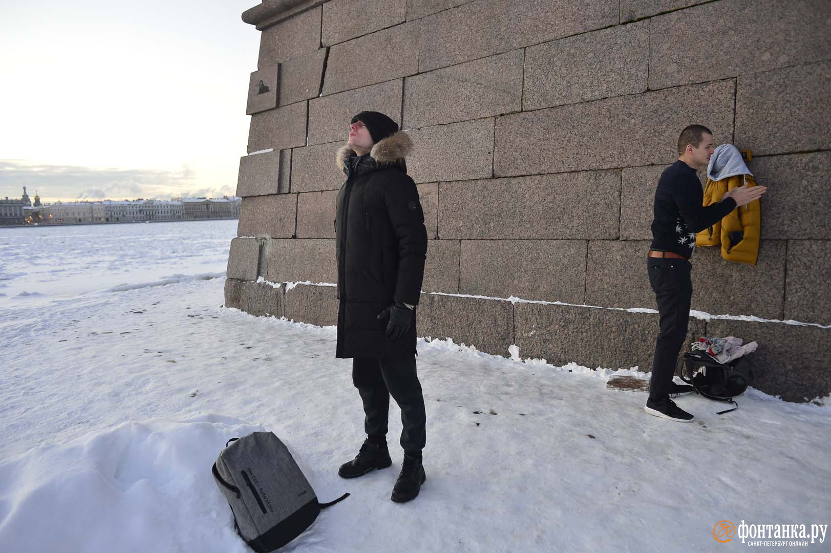 Безумству храбрых. У Петропавловки после самой холодной за 128 лет ночи  моржи устроили заплыв - 6 декабря 2021 - ФОНТАНКА.ру