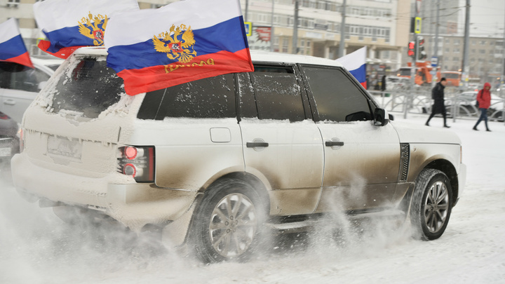 «Своих не бросаем!» Фоторепортаж с автопробега в Екатеринбурге в поддержку российской армии
