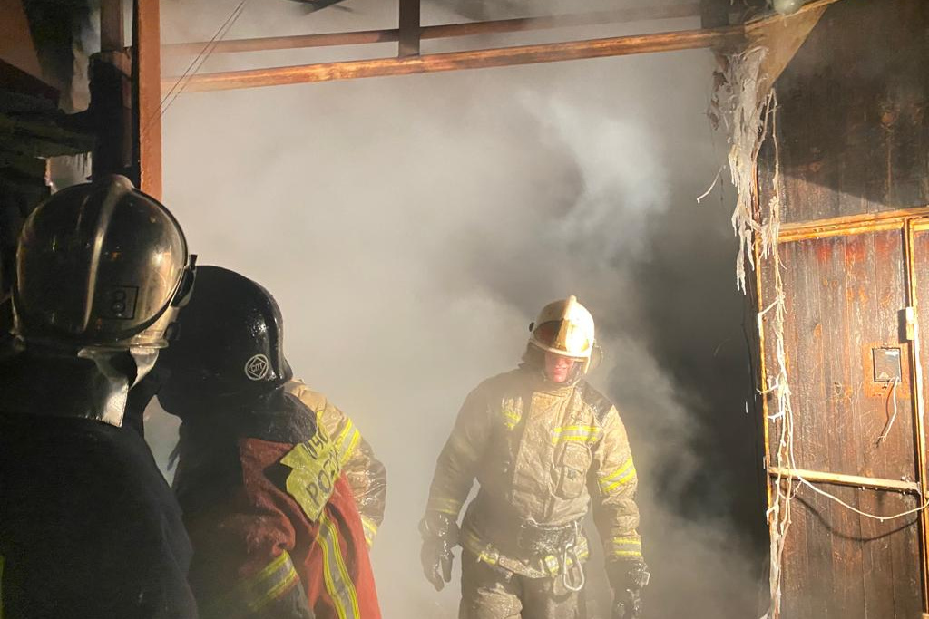 Пожарные показали, как тушили частный дом на Уктусе, где 17 подростков ...