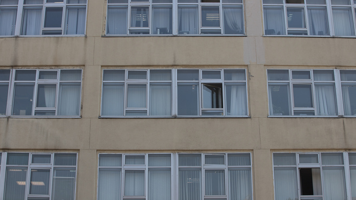 В Кузбассе из окна выпал двухлетний ребенок. Мама оставила его одного в комнате на пару минут