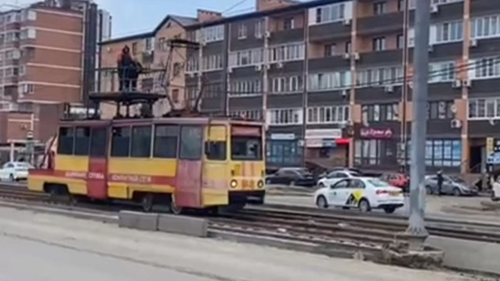 В Краснодаре по улице Московской проехал первый трамвай от контактной сети
