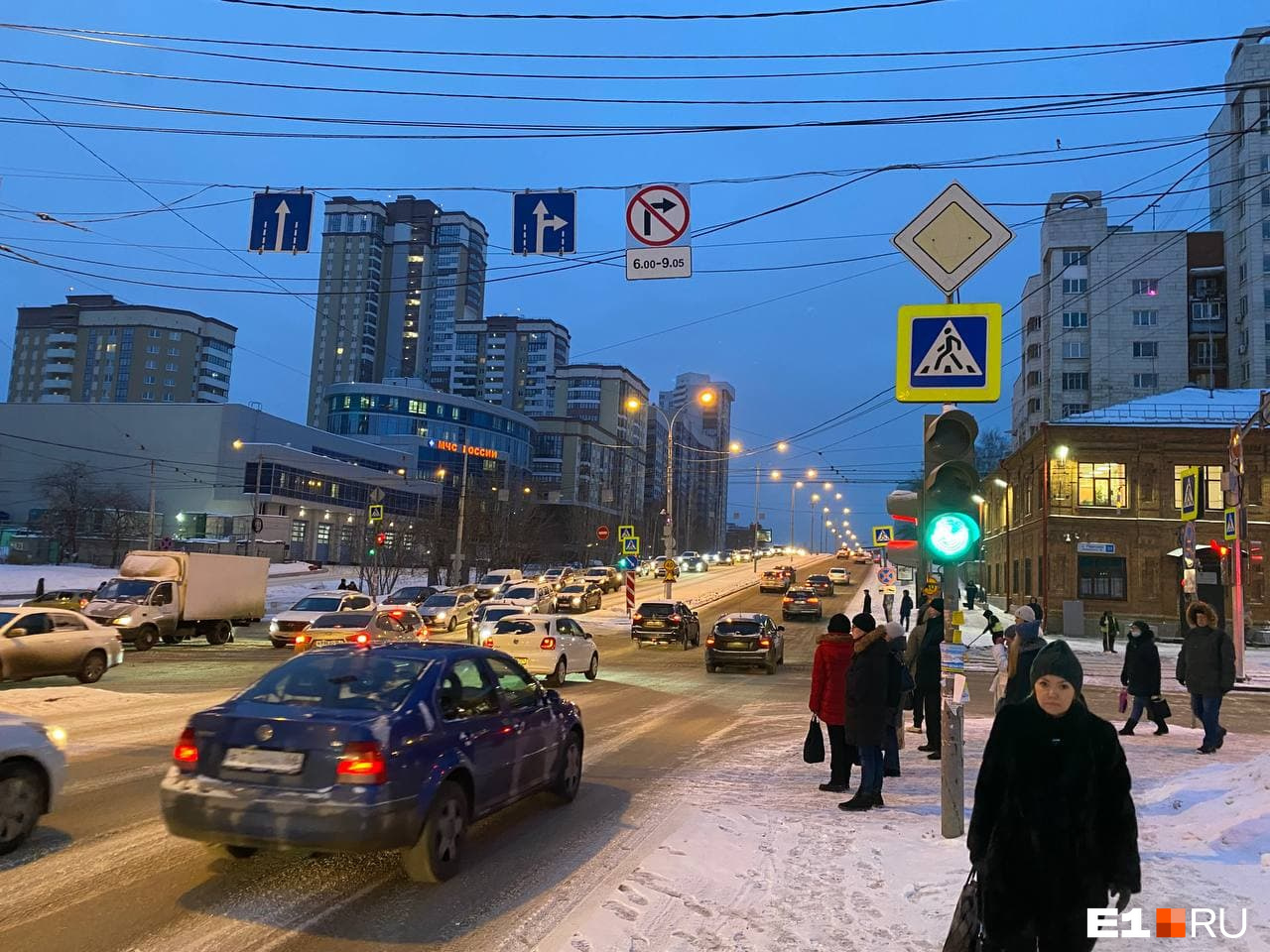 Если ехать по Московской, то видно знак, запрещающий поворот направо с шести до девяти часов