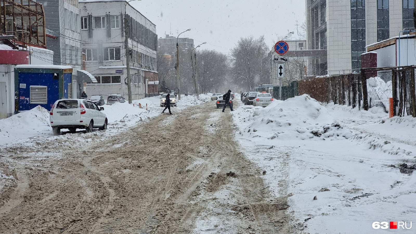 Полуразваленную дорогу на Тушинской летом даже моют, а зимой почему-то не убирают