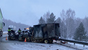 Под Новосибирском «Рено-Логан» столкнулся с «Газелью»: погибли два человека, машины сгорели дотла