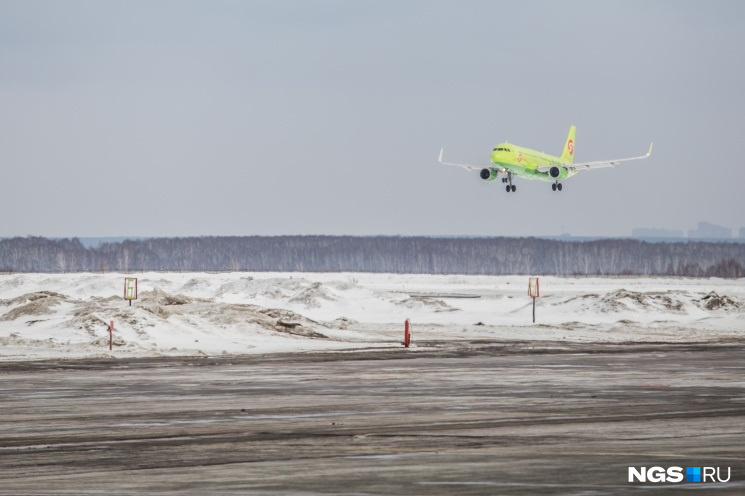 Стали известны причины задержки вылета самолета из Новосибирска в Узбекистан — рейс перенесли на сутки