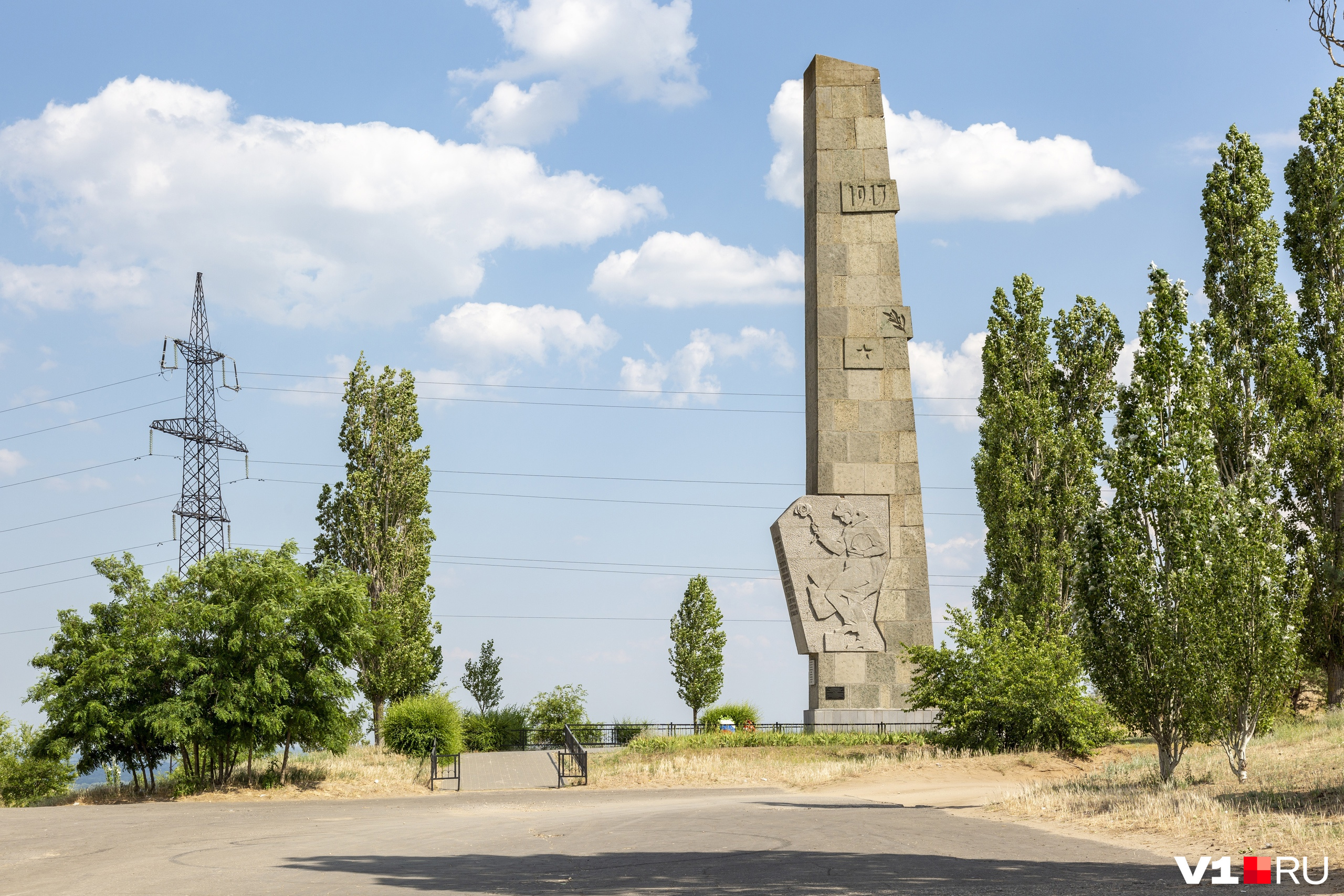 Памятный знак в честь воинов 64-й армии на Лысой горе (Советский район Волгограда) Памятный знак в честь воинов 64-й армии на Лысой горе (Советский район Волгограда)