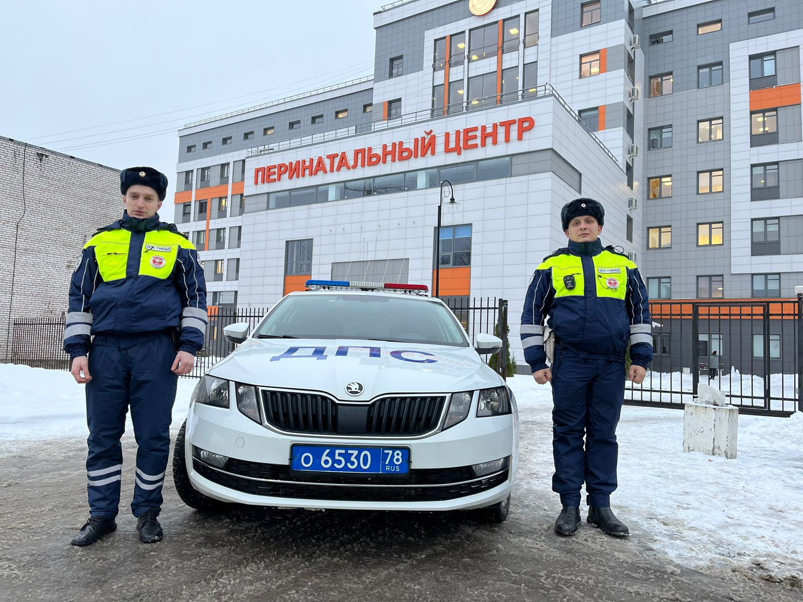 Не могли доехать до роддома. В Гатчине дорожные полицейские спасли попавшую в неприятности роженицу