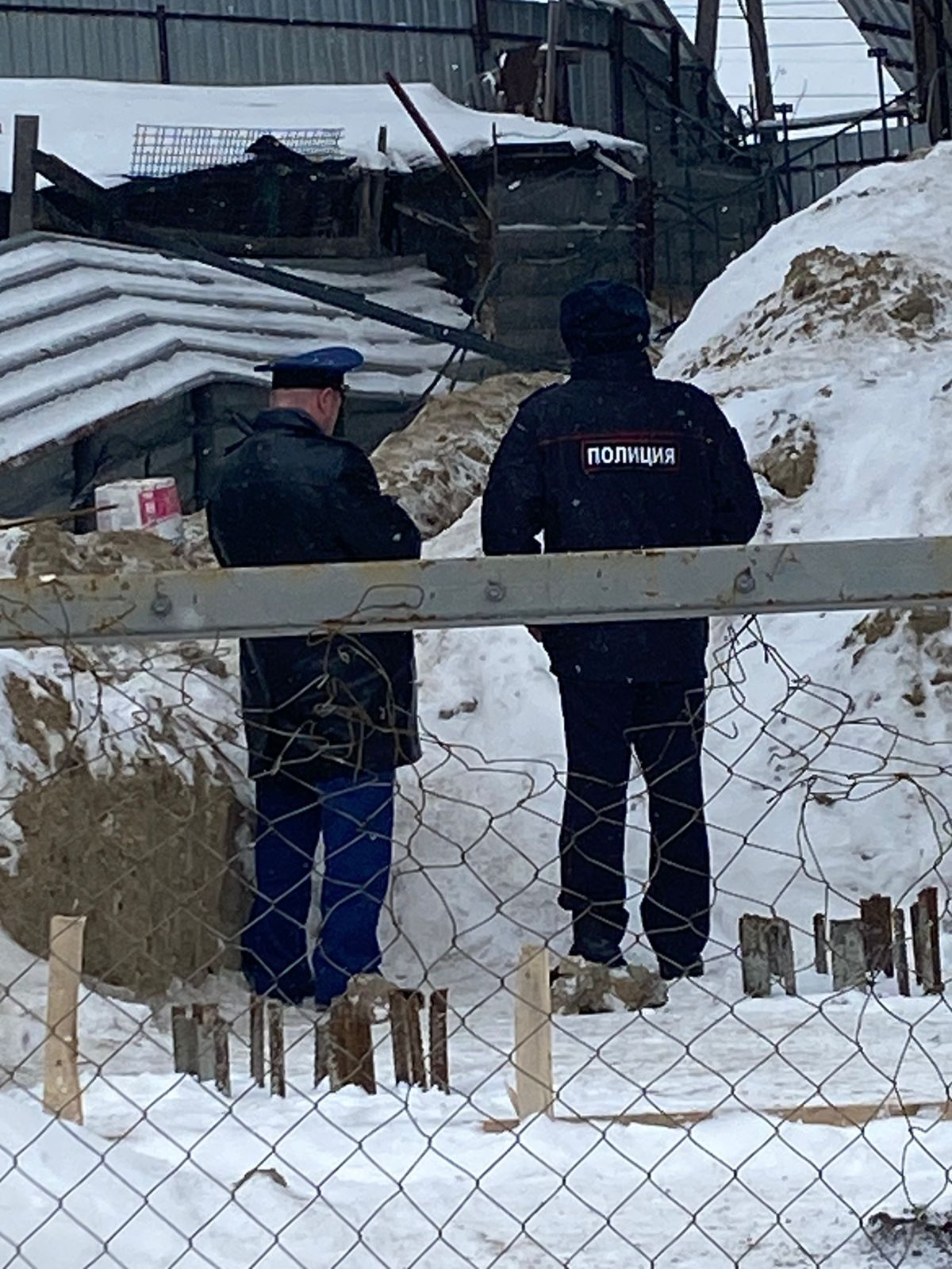 Посторонних не пускают к месту происшествия Посторонних не пускают к месту происшествия