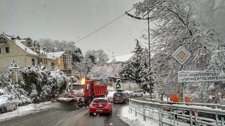 В Сочи выпал снег, некоторые автобусы сократили маршруты