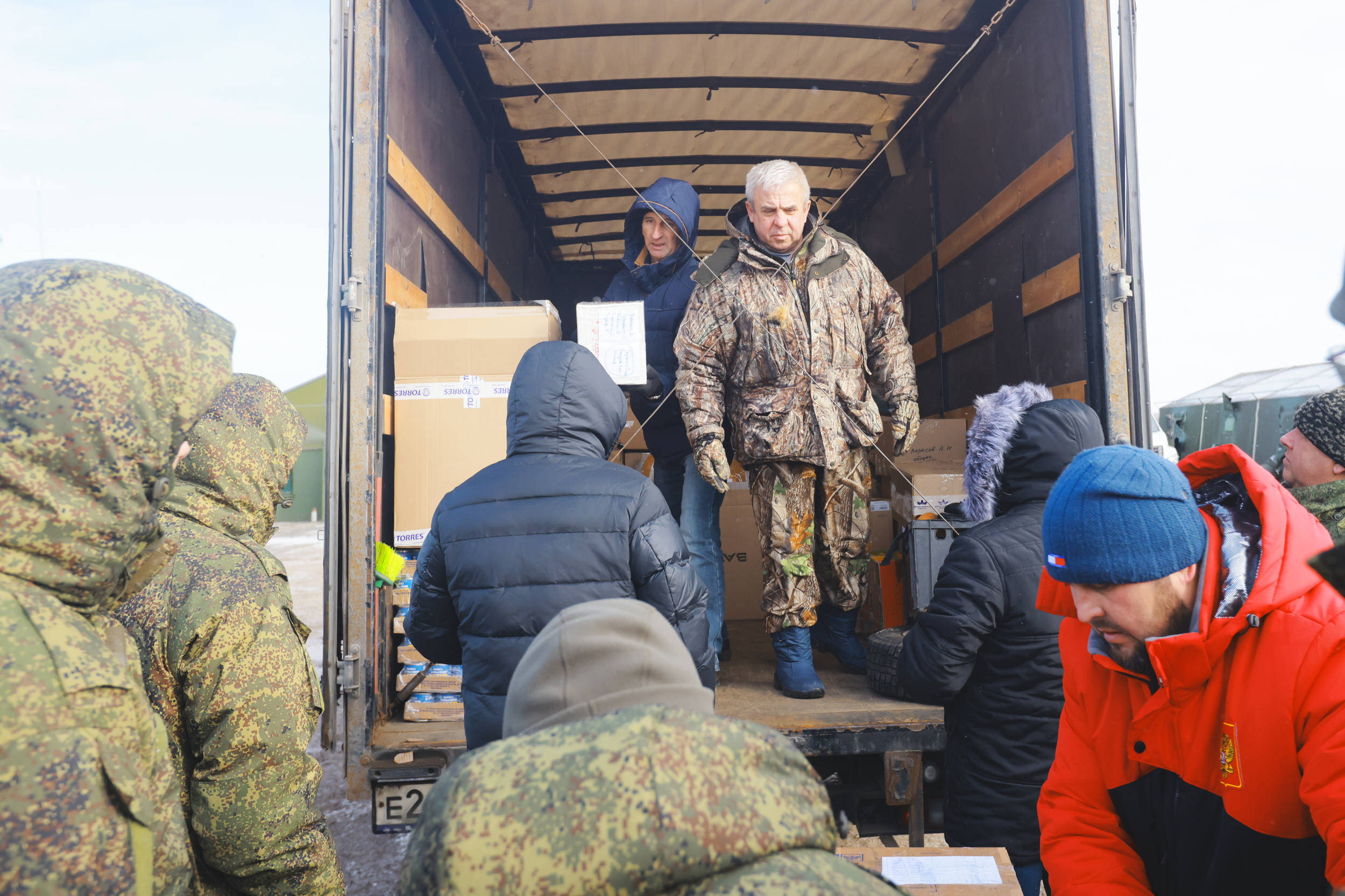 Грузовая машина была полностью забита гуманитарным грузом Грузовая машина была полностью забита гуманитарным грузом