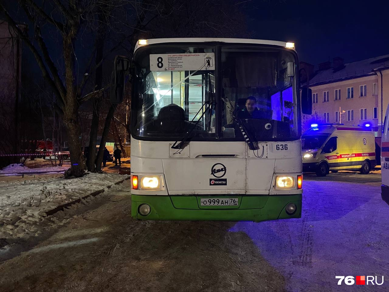 На место ЧП подогнали автобус, чтобы люди могли в нем согреться На место ЧП подогнали автобус, чтобы люди могли в нем согреться