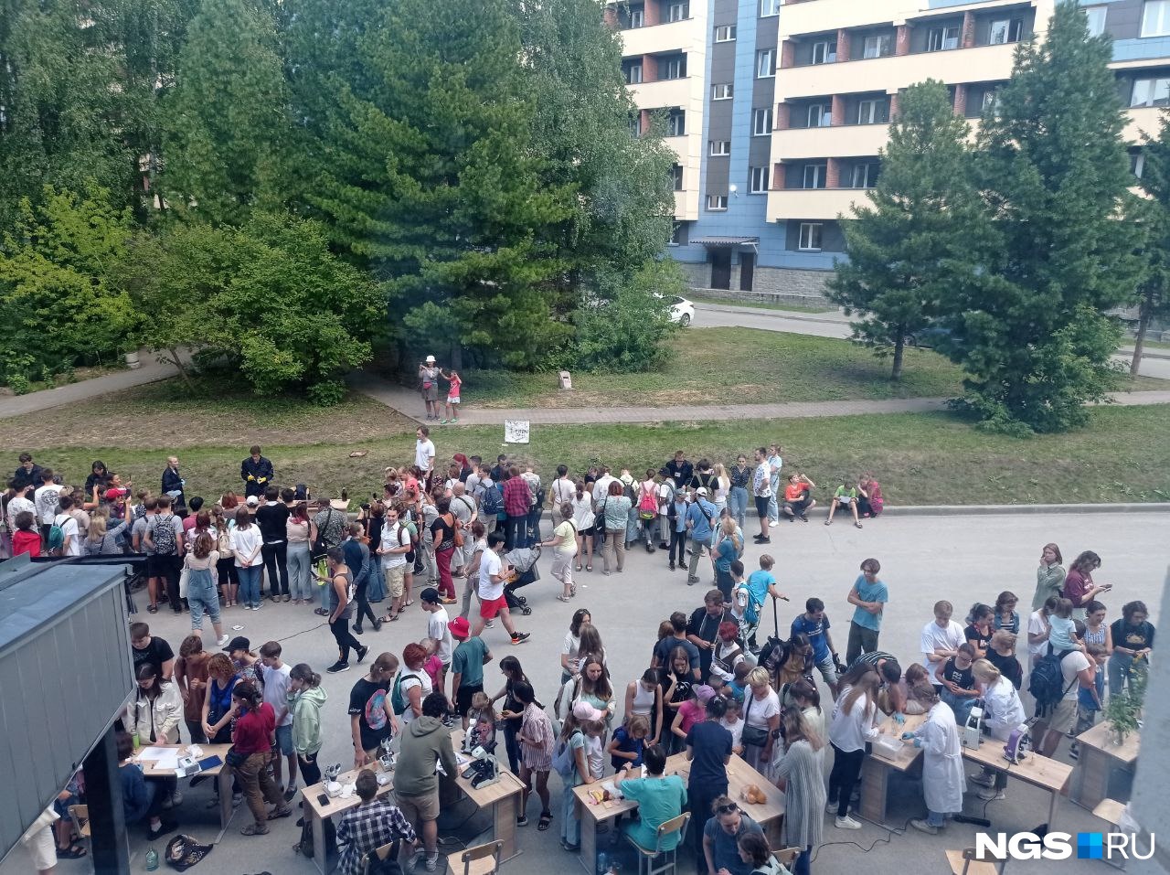 Химические эксперименты привлекли много людей Химические эксперименты привлекли много людей