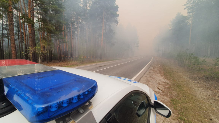 Закрыто движение на трассе Тюмень — Криводанова. Там сильно горит лес — всё в дыму
