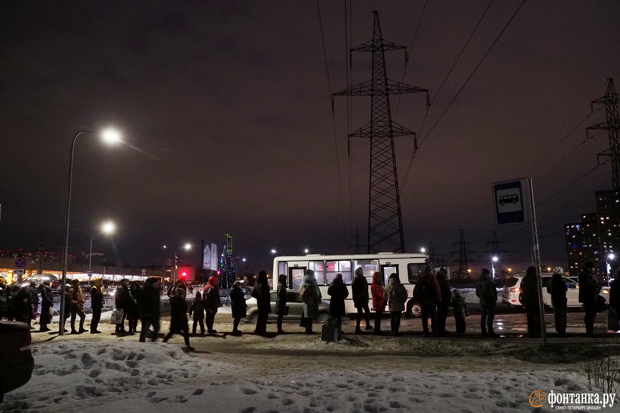 Приехали. Что заставляет людей мерзнуть в огромных очередях у станции метро  «Девяткино» - 14 января 2022 - ФОНТАНКА.ру