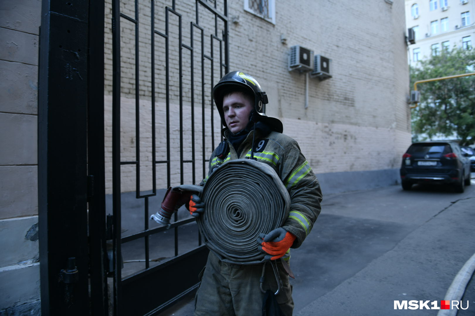 Пожарные сматывают рукава после ликвидации возгорания