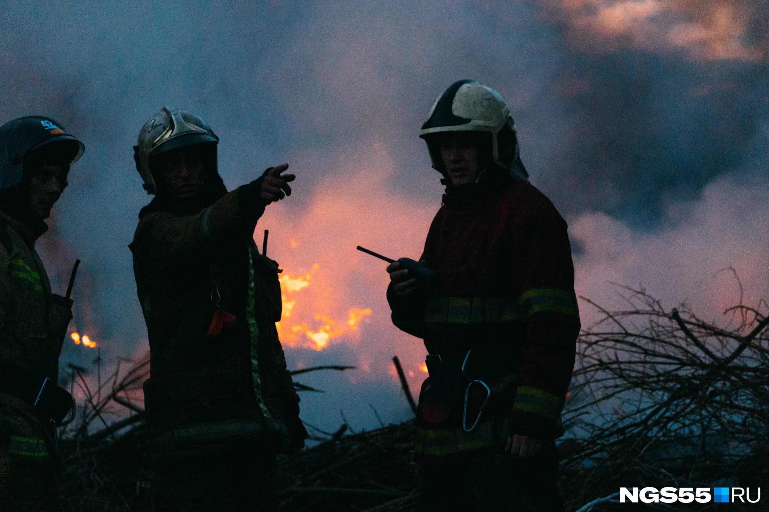 Пожарные подбирались к огню со всех сторон, лишь бы он не ушел в лес или на постройки