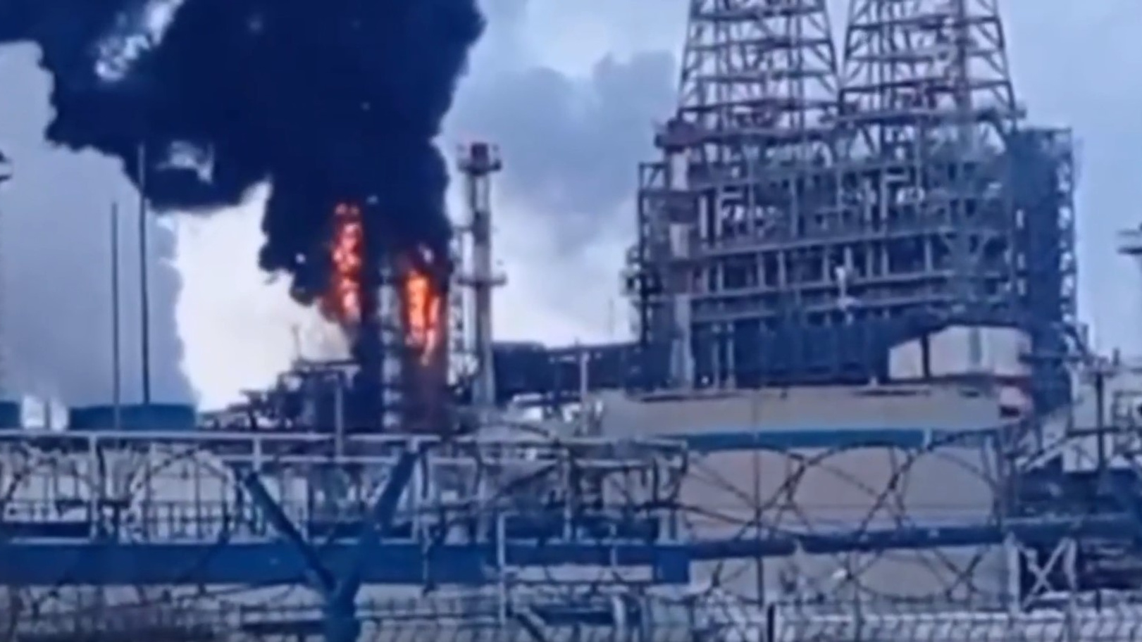 Горит нефтеперерабатывающий завод «ЛУКОЙЛ» — кадры с места ЧП