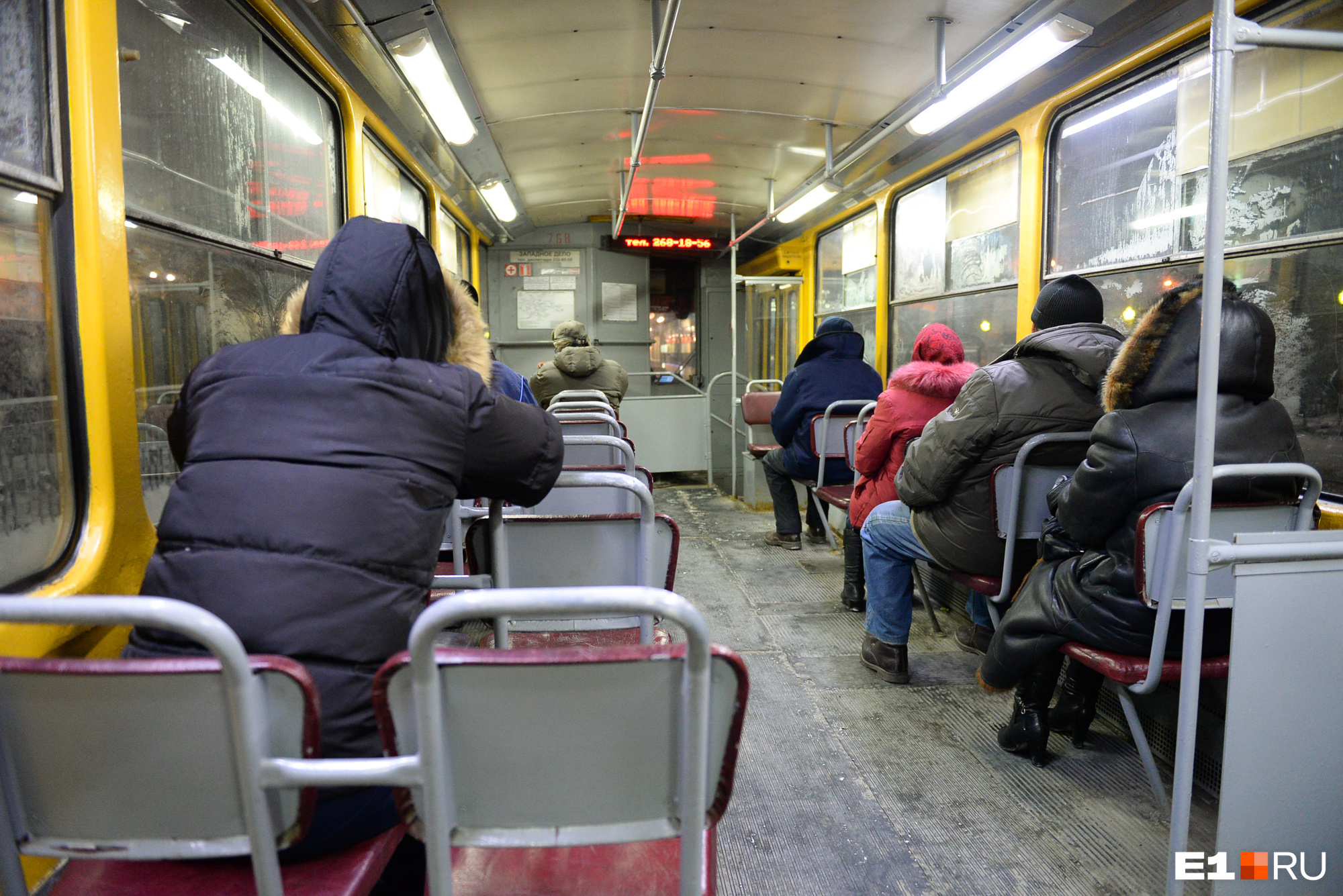 Пенсионерка из Екатеринбурга засудила трамвай за жесткую остановку