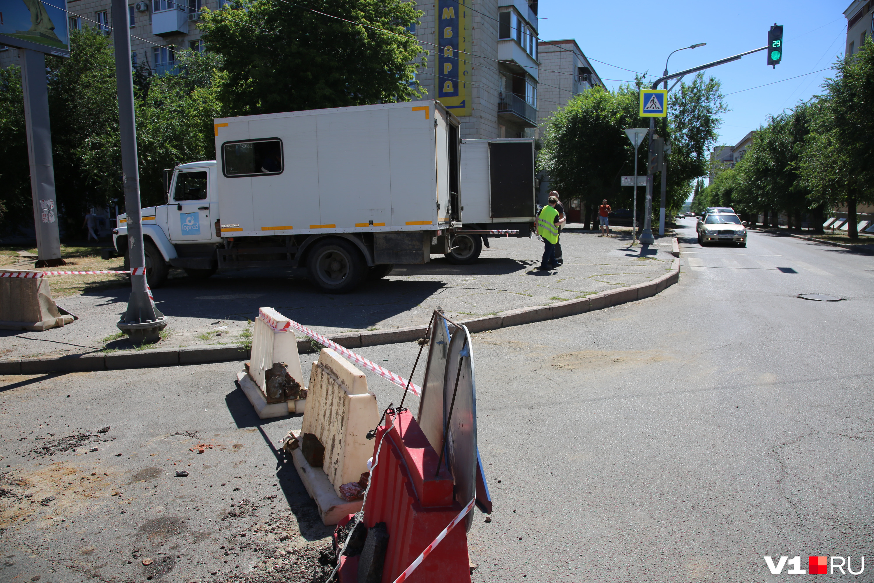 Одна из полос движения по проспекту Ленина в сторону северных районов перекрыта