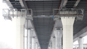 100 метров в высоту и тысячи тонн металла: рабочие вернулись на стройку четвертого моста