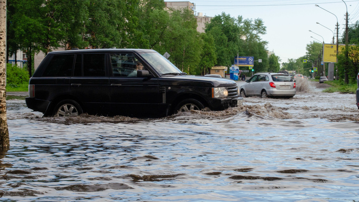 «Утонешь или пронесет?» Мнение водителя-новичка о дороге с огромными лужами в Архангельске