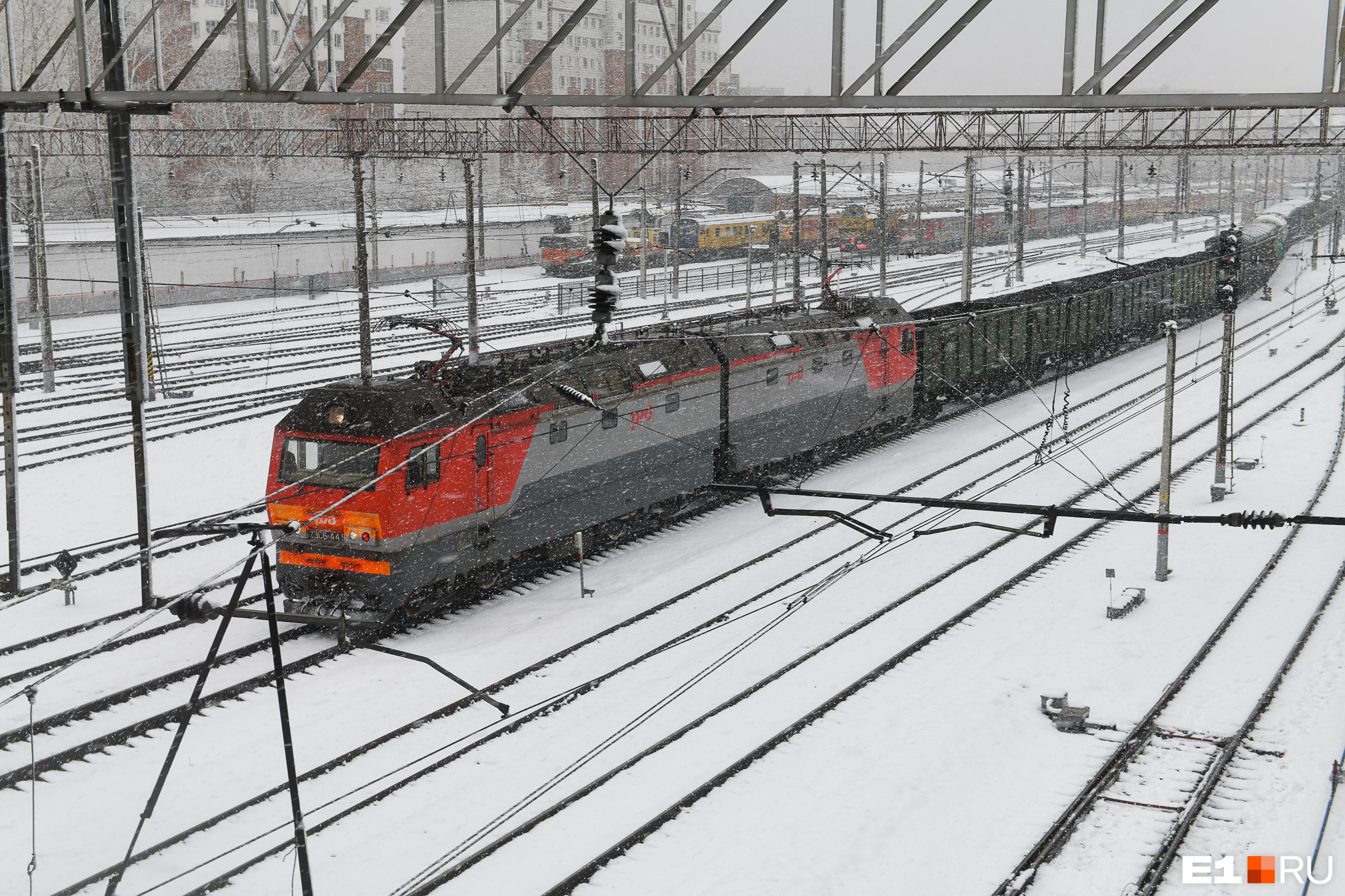 Под Екатеринбургом поезд насмерть сбил мужчину, который решил заняться спортивной ходьбой на путях