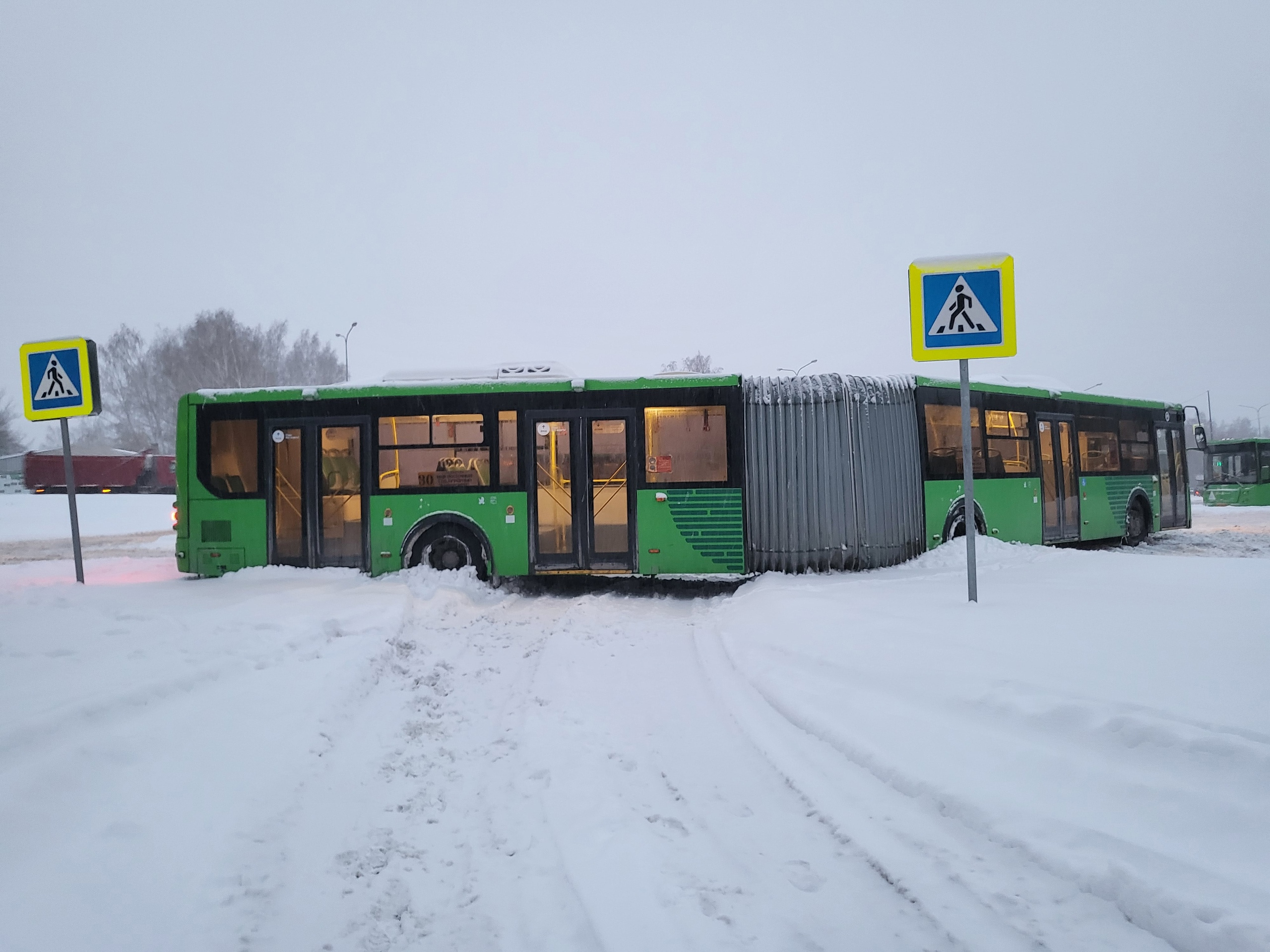 Вот так развернуло автобус Вот так развернуло автобус